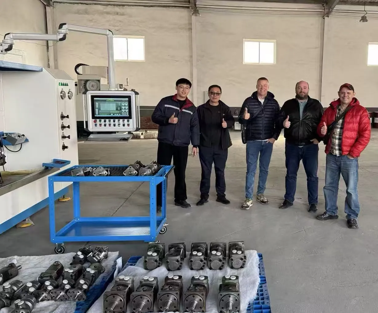 Clienții ruși au vizitat fabrica de motoare hidraulice Yushan din Qingdao pentru inspecție și schimb de opinii.